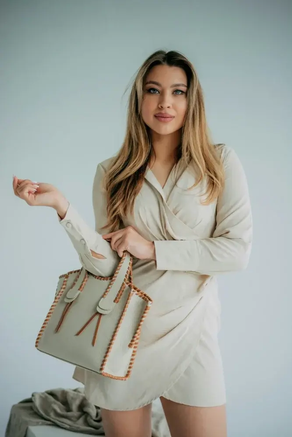 Женская светло-бежевая сумка-шоппер из натуральной кожи