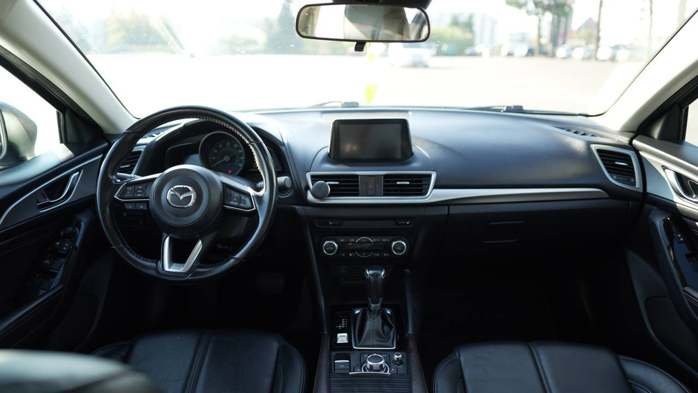 В продаже Mazda 3 2.5L 2018 год в комплектации Touring