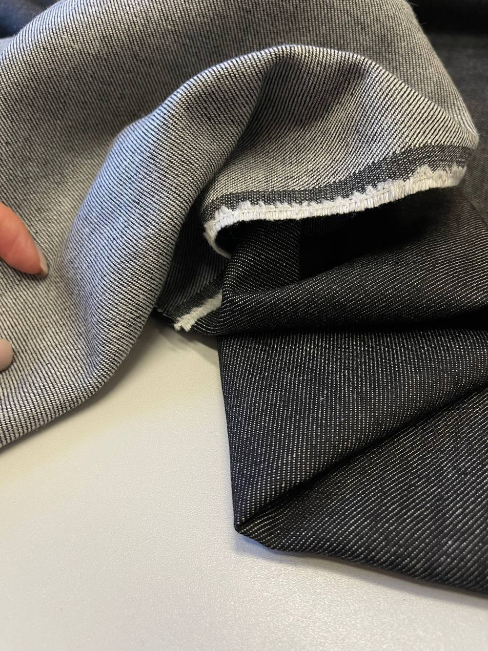 Костюмно-плательный хлопковый однотонный джинс (ACNE STUDIOS, 100%хлопок, Черно-серый антрацит, 150, 260 гр/м2)