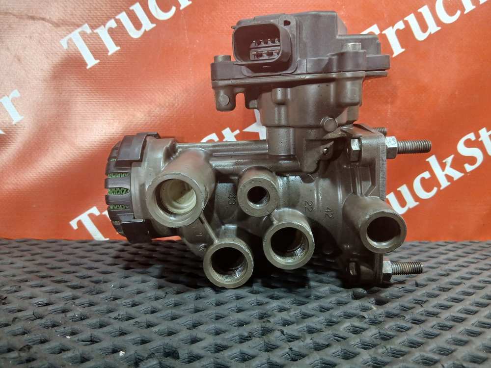 Кран управления тормозами прицепа