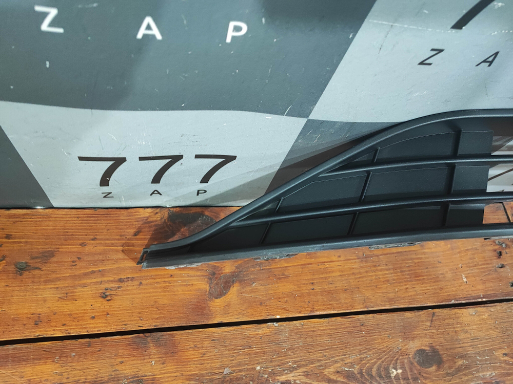 Решетка переднего бампера Volkswagen Polo 6 20-нв Б/У Оригинал 6N5853677