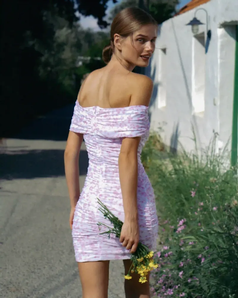 Iren rose mini, платье мини из молочной сетки с мелкими светло-розовыми цветами и розой