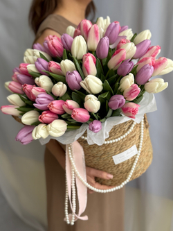 Розовые, белые и сиреневые тюльпаны в стильной корзине от Флора Маркет