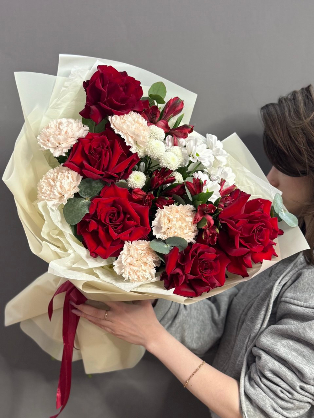 Авторский букет в бело-красной гамме