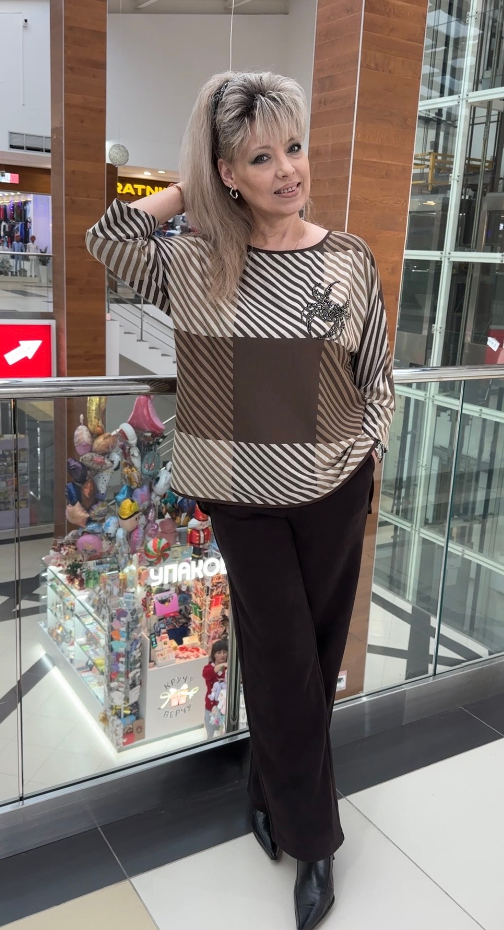 Блузон с оригинальным изображением и стразовым крабом