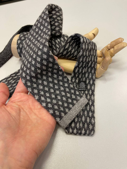 Трикотажный брендовый галстук (узор) (Ermenegildo Zegna, 142, Темно-серый фон/узор из серых мушек, 6,5, 4,5, 100%кашемир)