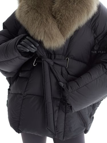 Черный пуховик летучая мышь с серым мехом