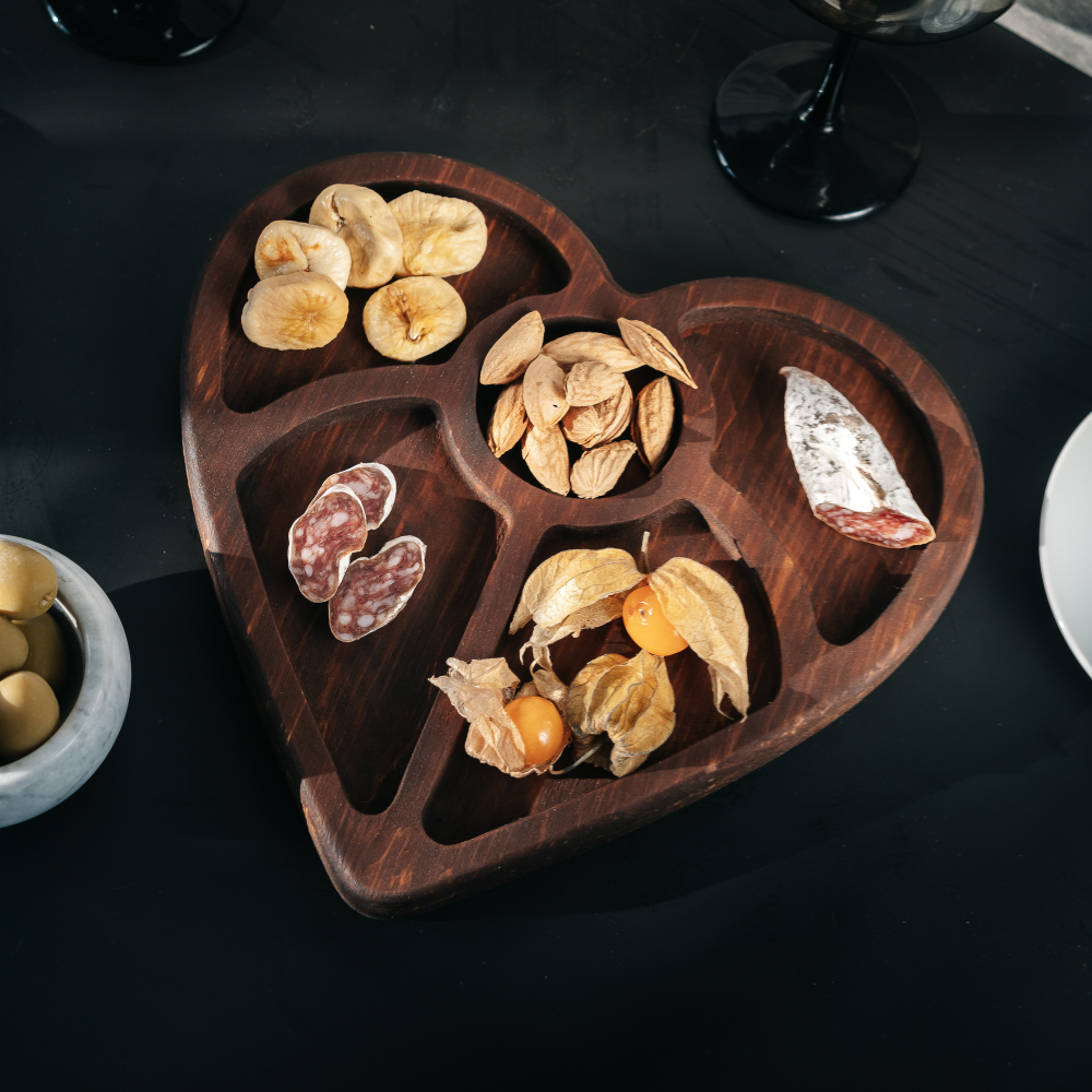 Деревянная менажница из кедра для подачи блюд и закусок "Сердце"