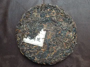 Шэн пуэр 2011 г. с 500-летних деревьев гор Наньно" завода "Кайшуньхао" 400 г