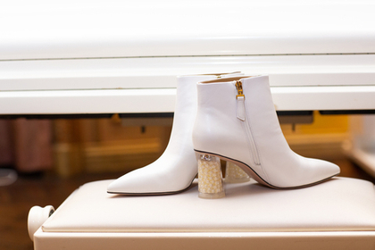 Женские кожаные белые ботильоны с жемчужным каблуком