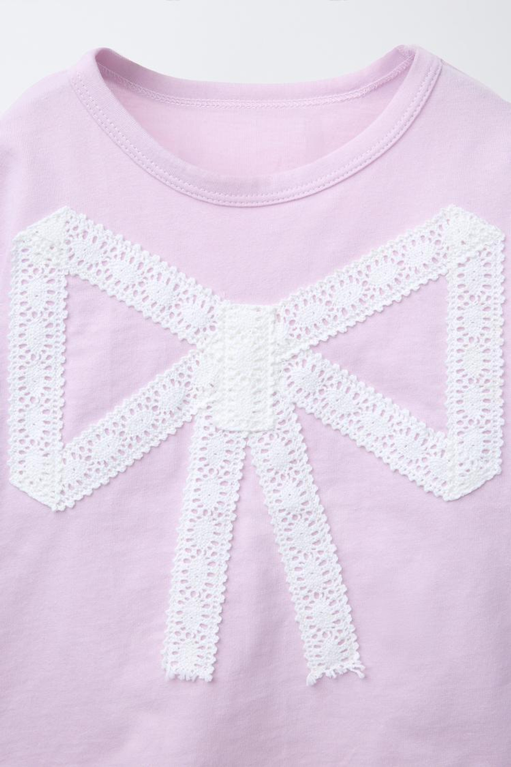 ZARA ФУТБОЛКА С КРУЖЕВОМ, ЦВЕТ МАЛЬВЫ