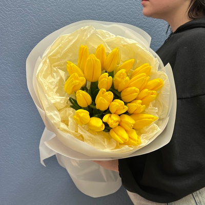 Букет свежих желтых тюльпанов