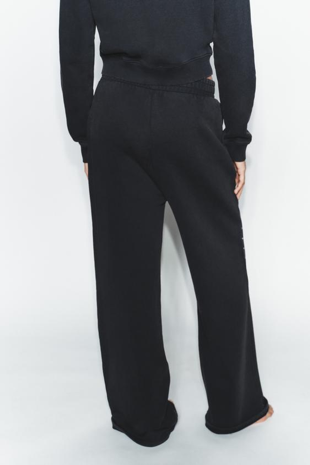 ZARA БРЮКИ ИЗ МЯГКОЙ ТКАНИ С ЭФФЕКТОМ ПОТЕРТОСТИ И ЗАКЛЕПКАМИ, УГОЛЬНЫЙ