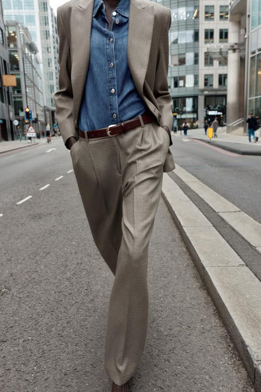 ZARA ШИРОКИЕ БРЮКИ С ЗАЩИПАМИ, ПЕСОЧНЫЙ / ЧЕРНЫЙ