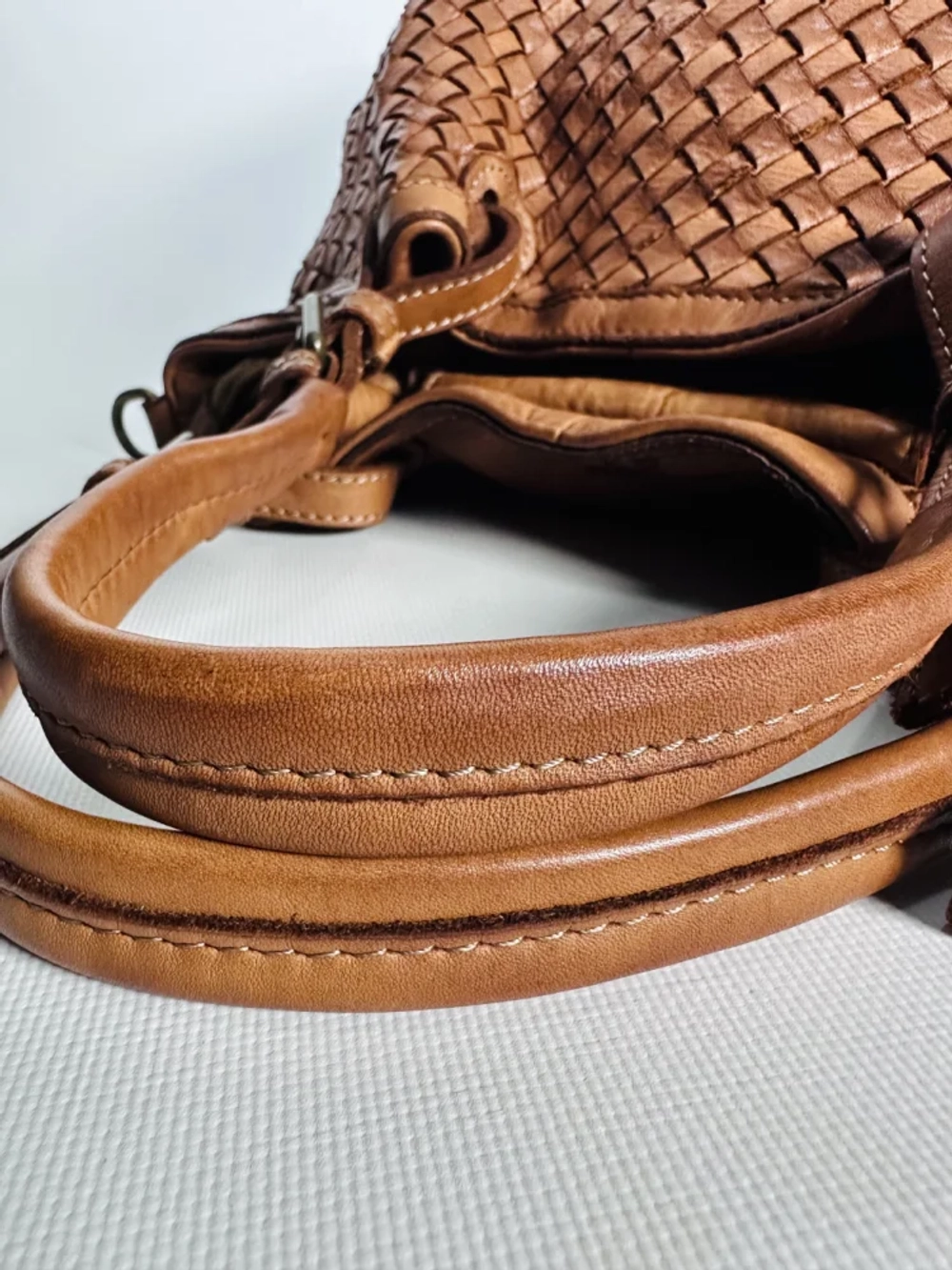 Женская плетеная сумка из натуральной кожи цвета whisky