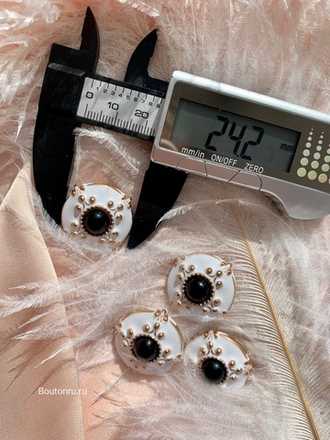Пуговицы золото белая эмаль с черным камнем