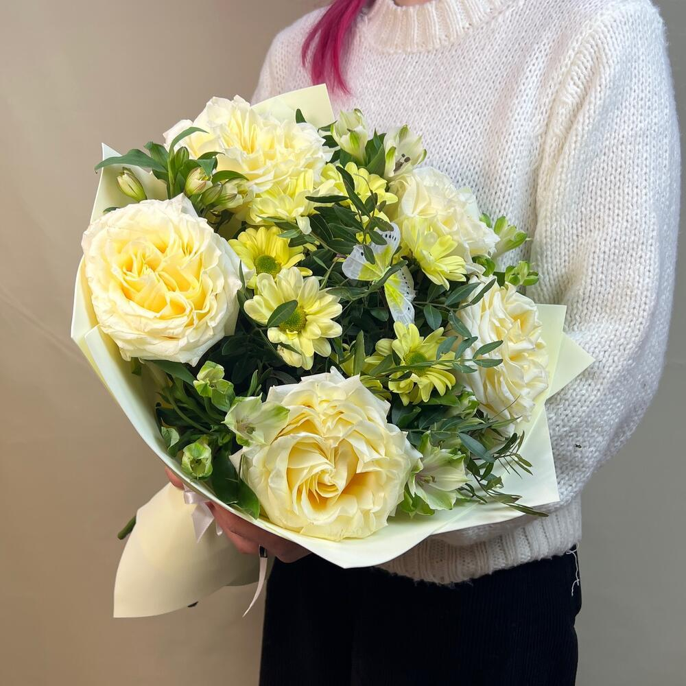 Букет из кремовых чайных пионовидных роз, альстромерий, кустовой хризантемы с декоративной бабочкой