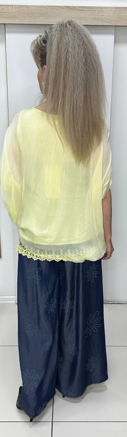 Нарядная двойка из шелка с кружевами и изображением розы