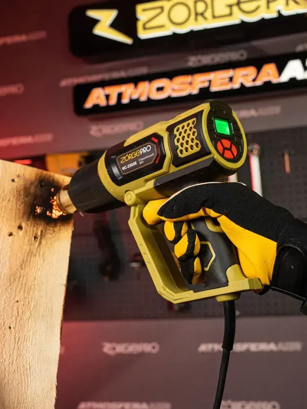 Фен строительный с дисплеем ZORGEPRO ФС-2300-E ( С НАБОРОМ КЕЙС, 2300 Вт, 300-500 л/мин, 60 / 600 градусов, Керамический Нагревательный Элемент )