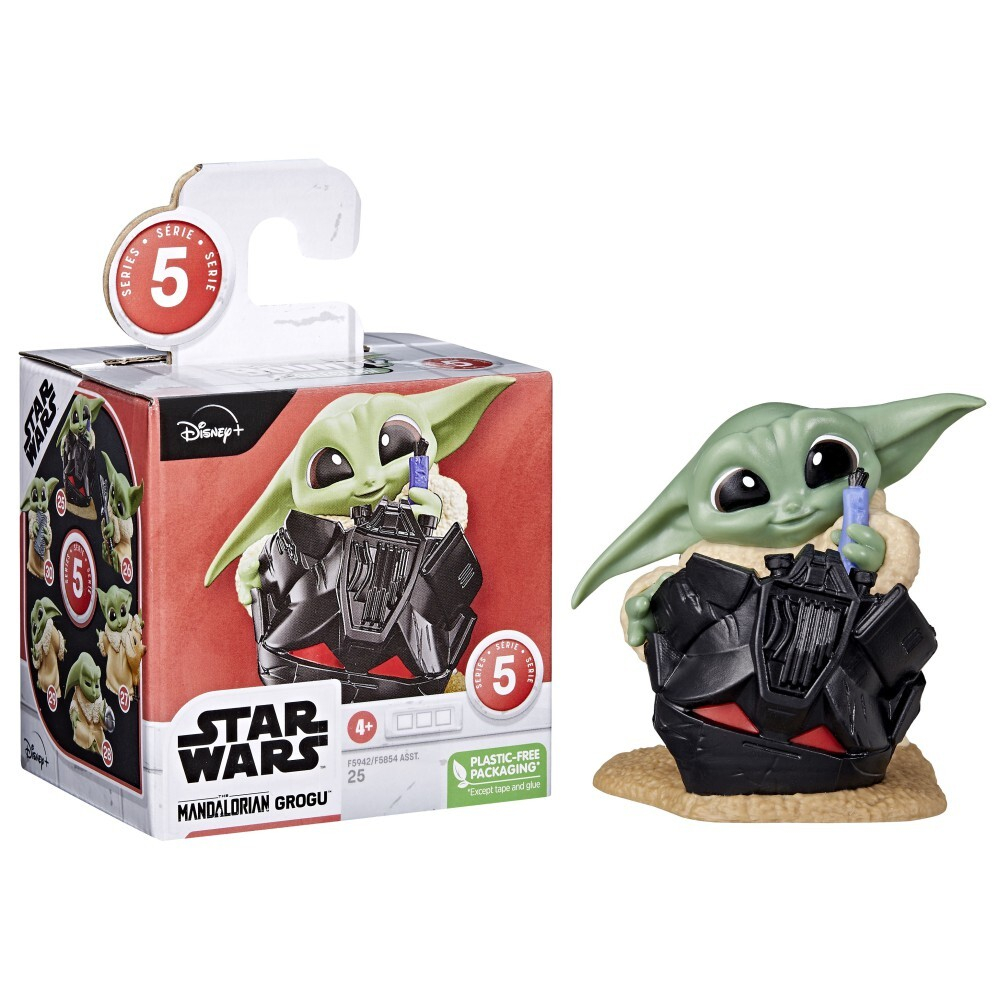 Hasbro Star Wars Mandalorian - Grogu Baby Yoda Helmet Hijinks Pose фигурка 5,5 см / артикул   F5854 F5942  / GTIN 5010994137557