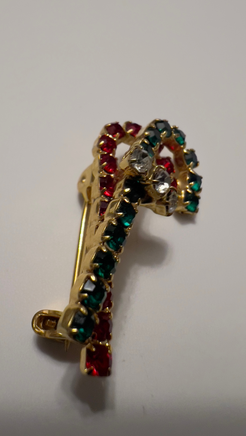 Новогодняя брошь карамельная трость