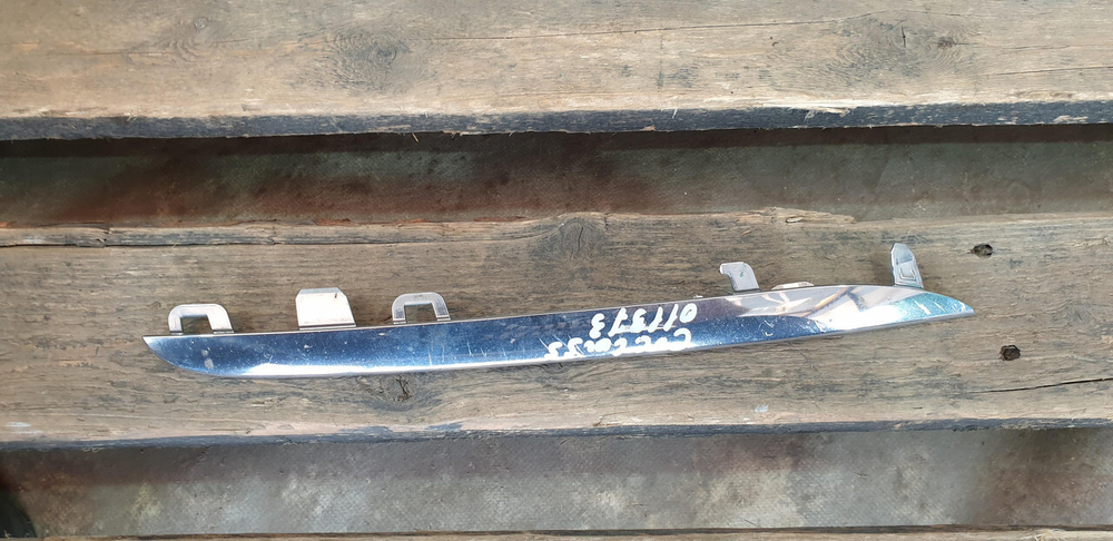 Молдинг решетки радиатора Mercedes C (W205) 14-18 Б/У Оригинал A2058880073