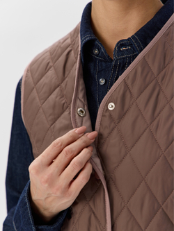 Легкий стеганый жилет с накладными карманами