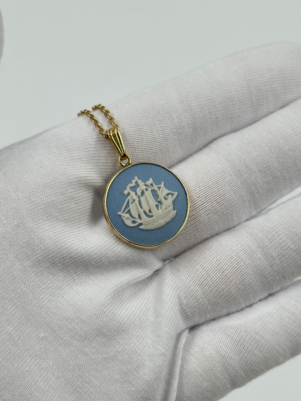 Кулон Wedgwood с парусником «The Golden Hind»