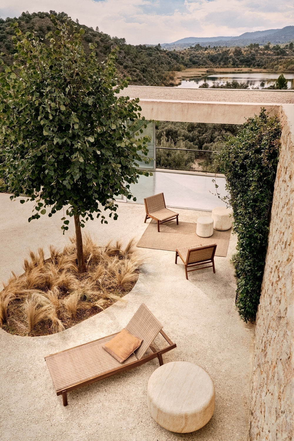 Кресло Itani из массива акации и искусственного ротанга