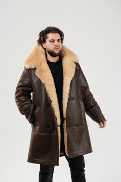 Тулуп со светлым мехом коричневого цвета