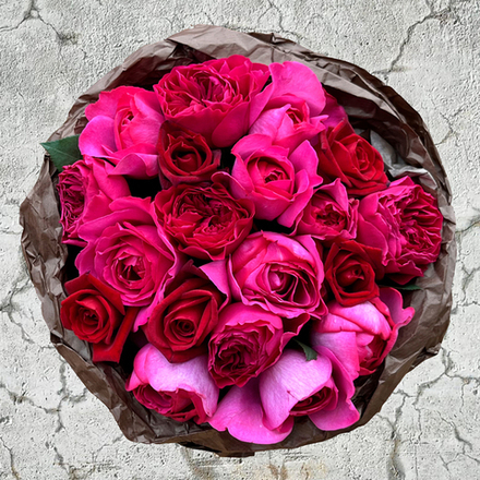 Рубиновый микс — букет ароматных пионовидных и классических роз