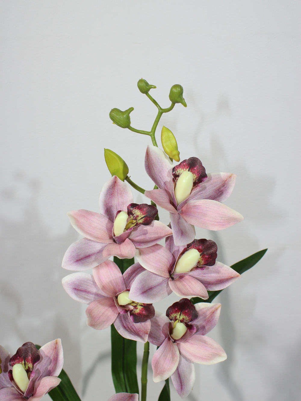 Орхидея Дендробиум 2 ветки лиловая в белом кашпо