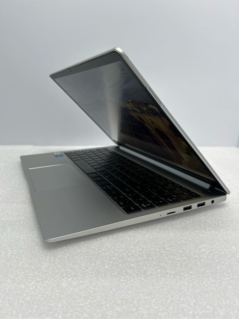 Ноутбук Tecno MEGABOOK T1(4894947001420) 15.6"/Intel i5-1155G7/RAM 16 GB/SSD 512 GB/Intel Iris Xe graphics/1920x1080/IPS/Windows 11/Подсветка - кл:LED/Cеребристый. Состояние: Уценка/небольшой след. на матрице от клавиатуры