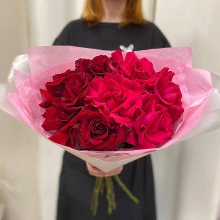 Букет французская вывернутая малиновая и красная роза (мб 3)