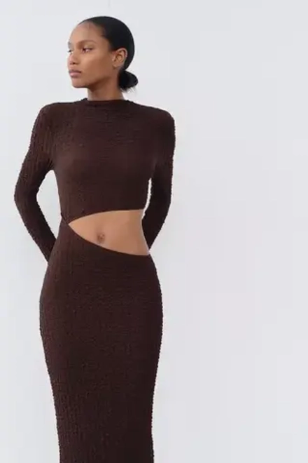 ZARA ПЛАТЬЕ ИЗ РЕЛЬЕФНОЙ ТКАНИ С ВЫРЕЗОМ, КОРИЧНЕВЫЙ