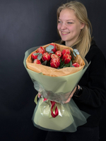 Пионовидный пион красно белый с эвкалиптом