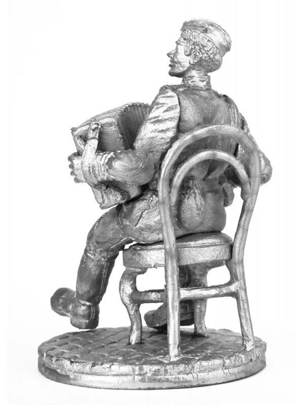 Оловянный солдатик Баянист на стуле