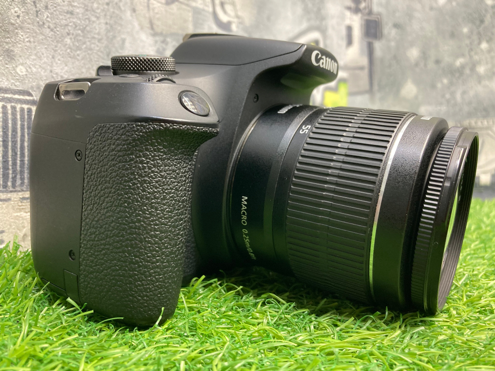 Canon 2000D Kit 18-55mm 3.5-5.6 III 20.000 кадров