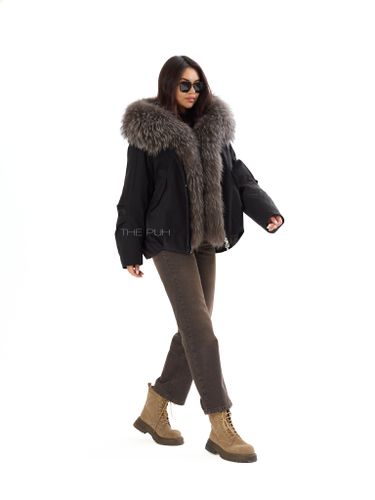 Пуховая парка черного цвета с мехом енота