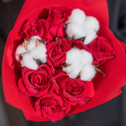 Букет цветов 7 роз Кения 40 см с хлопком в пленке красные