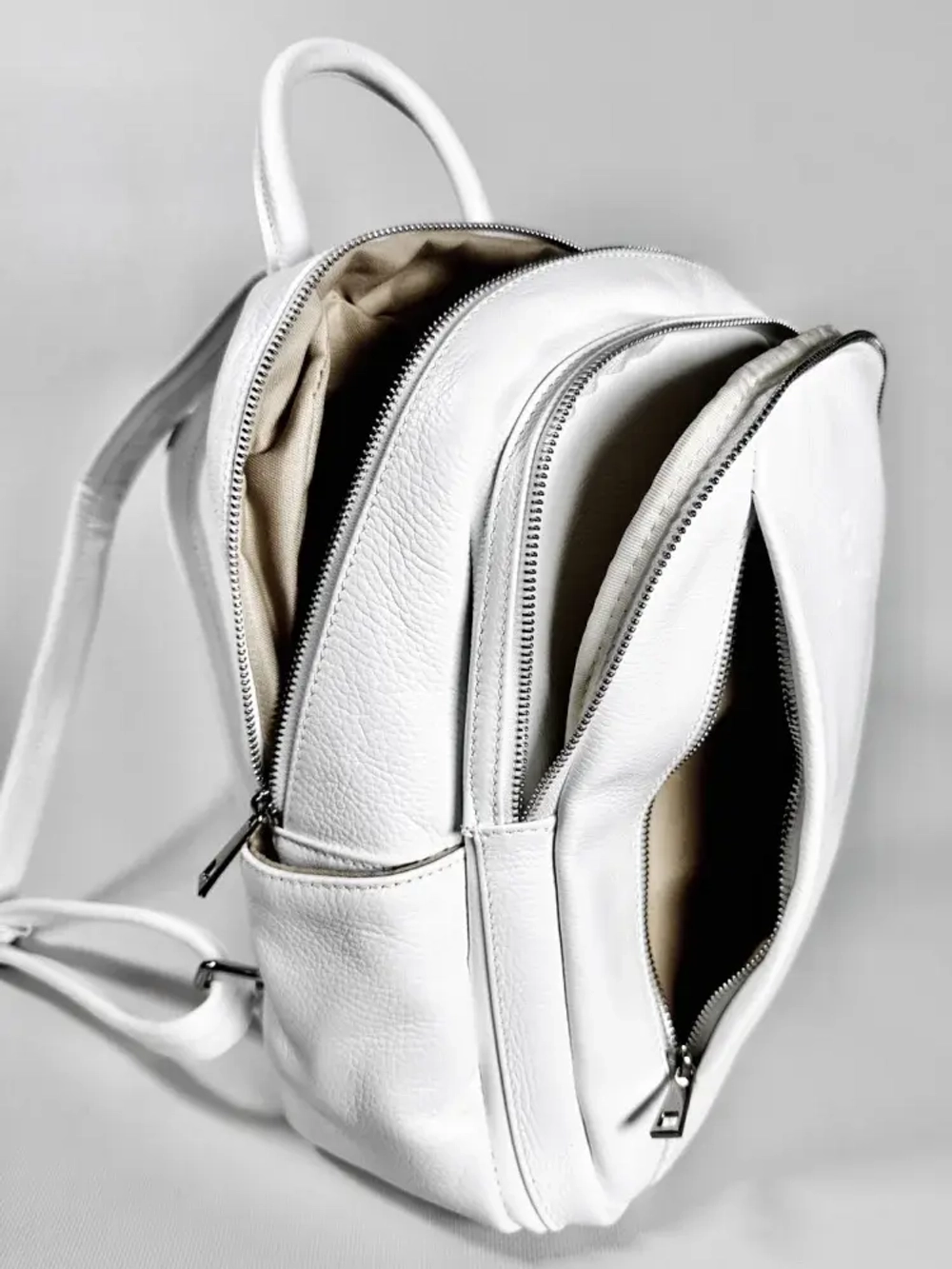 Женский городской рюкзак из натуральной кожи белого цвета