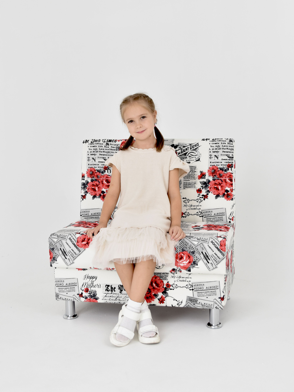 Стильный компактный диван Фабрики ОНИКС из практичного и износостойкого материала с оригинальным дизайном, вместительным ящиком для хранения, мягким наполнителем для дома, дачи и офиса