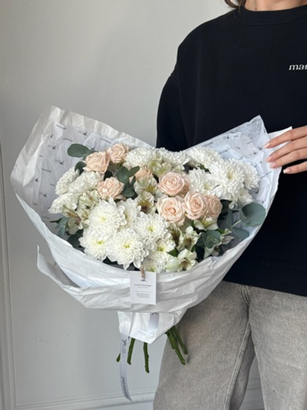 Букет из кустовых пионовивидных роз, хризантемы, альстромерии и эвкалипта