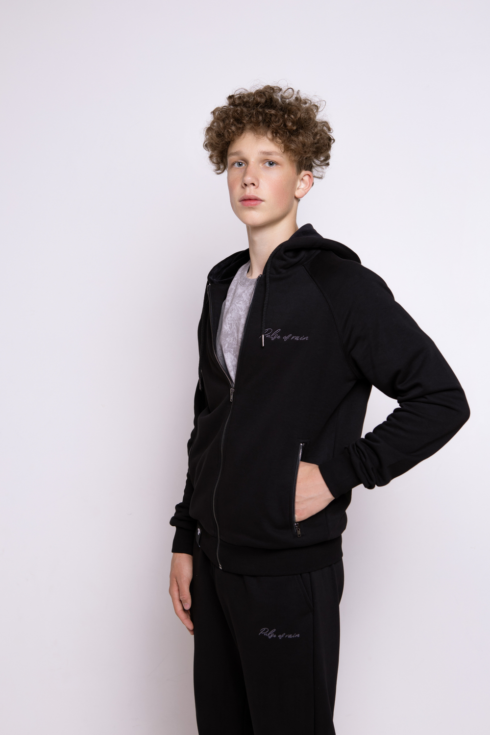 Толстовка на молнии с капюшоном