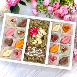 Шоколадный набор: "С Днем Святого Валентина. Мишка с розами": шоколадка-надпись и 16 конфет ручной работы