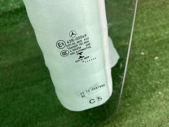 Стекло двери переднее левое Mercedes E C238 16-23