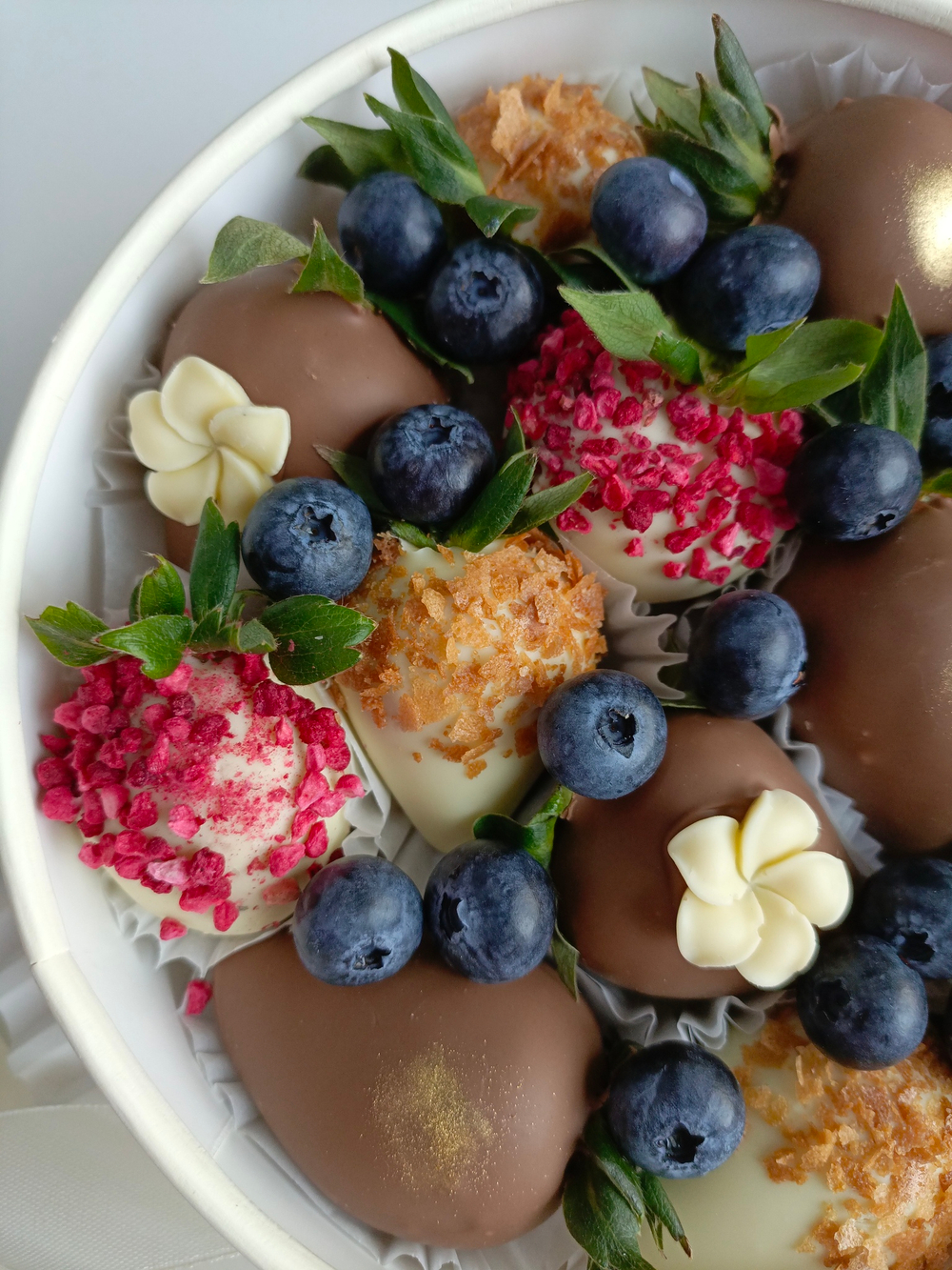 Клубника в шоколаде с ягодами голубики