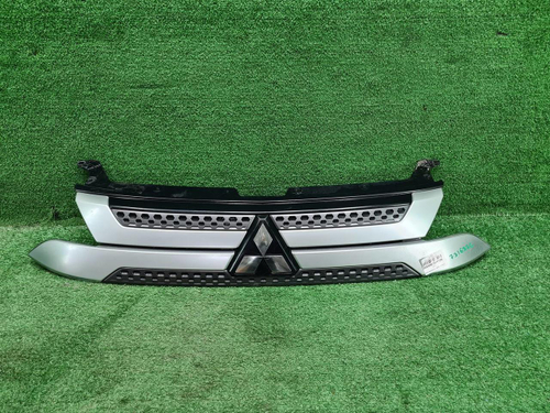 Решетка радиатора Mitsubishi Outlander 3 (18-нв)
