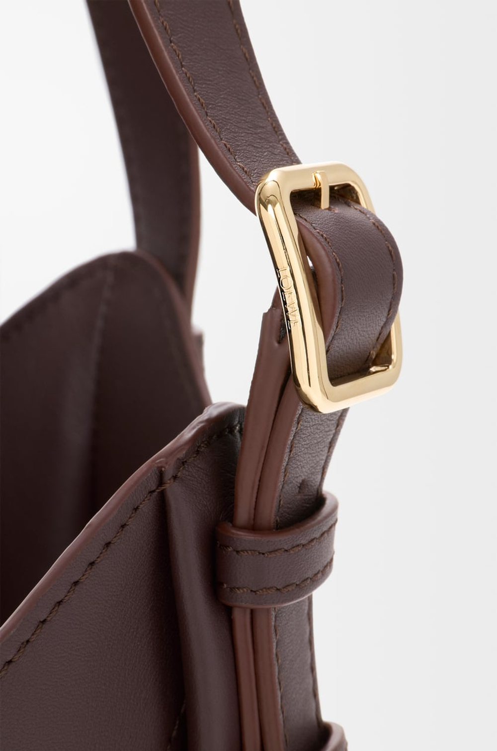 Loewe Сумка Hammock Flip из классической телячьей кожи, темно-каштановый