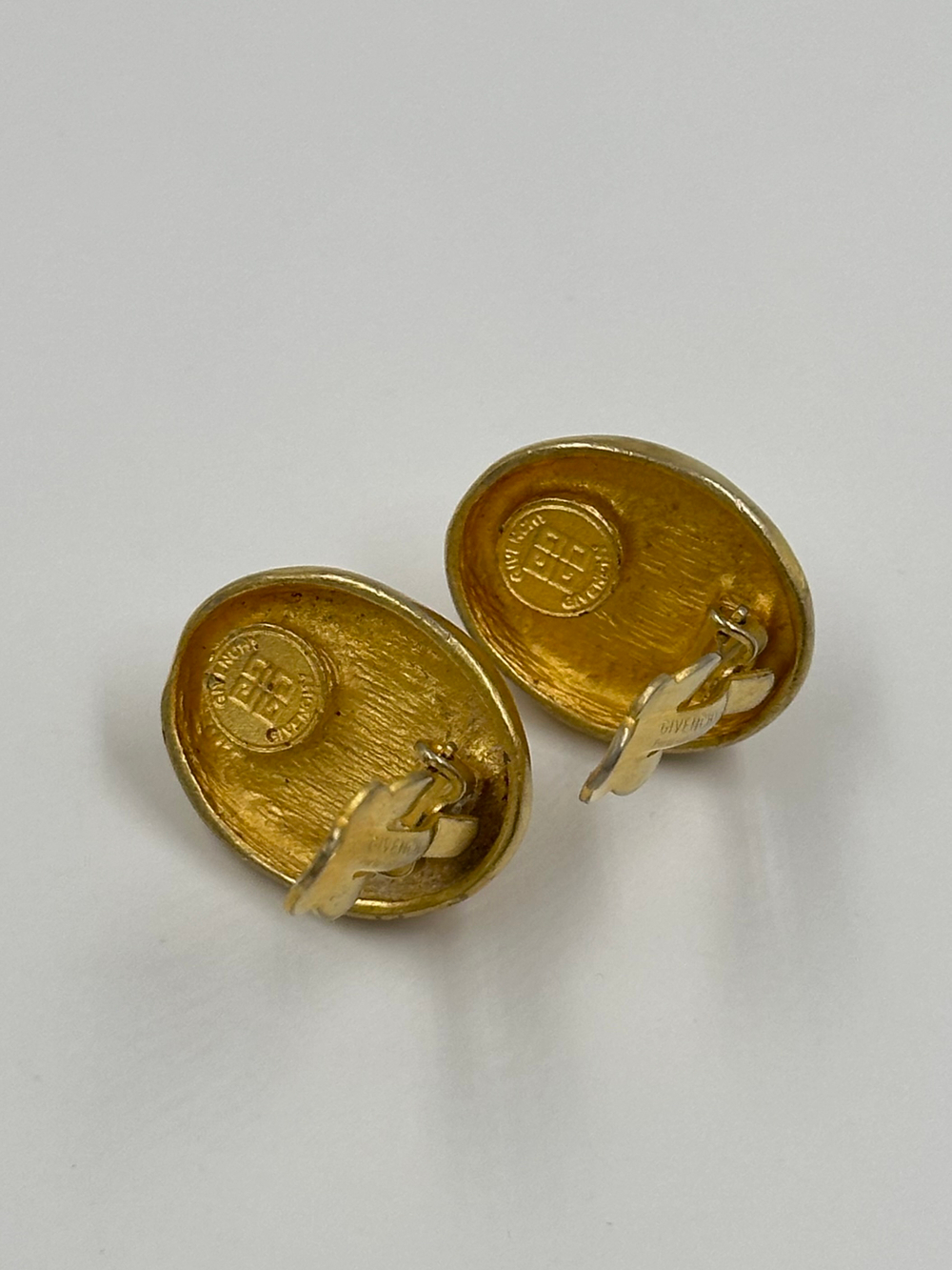 Клипсы с кремовыми кабошонами Givenchy